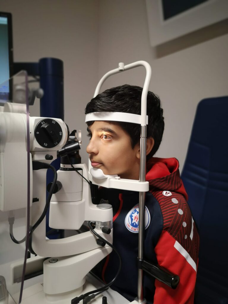Kind beim Augenoptiker